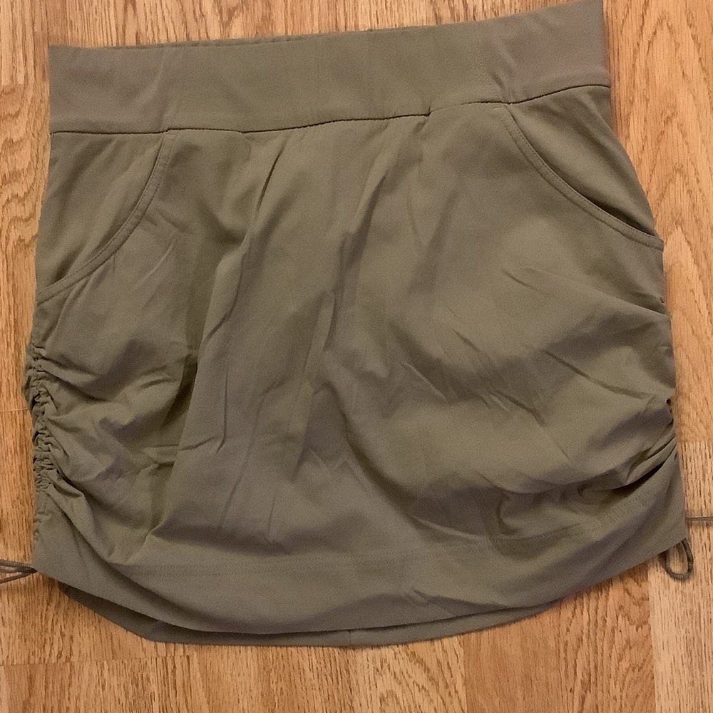 Columbia Women's khaki Active Skort medium